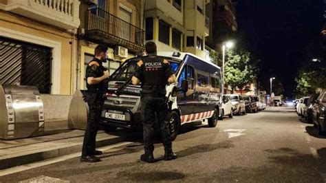 muere un hombre en barberà del vallès|Los Mossos investigan si el camionero del accidente con tres。